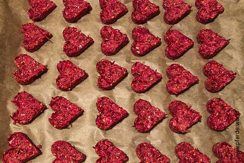 Pferdeleckerlie mit Roter Beete, Hagebutten und Leinsamen für Pferde noch ungebacken auf dem Backblech. Leckerlie für Pferde ohne Zucker mit roter Beete und Hagebutten