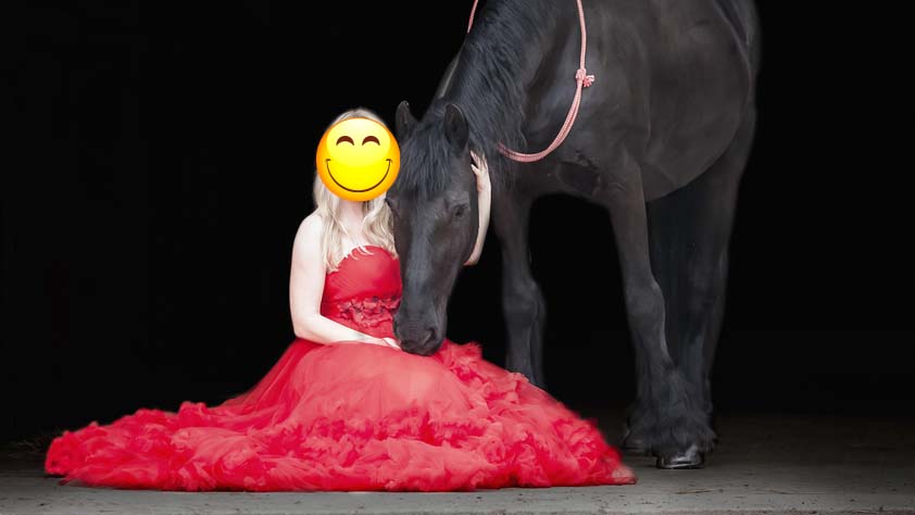 rotes bodenlanges Kleid für die Pferdefotografie