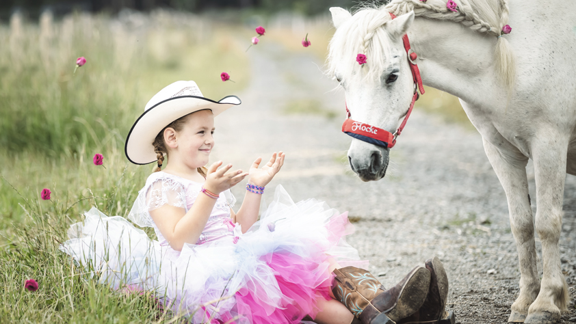 Schlichtes Shootingkleid mit Blumen für die Pferdefotografie